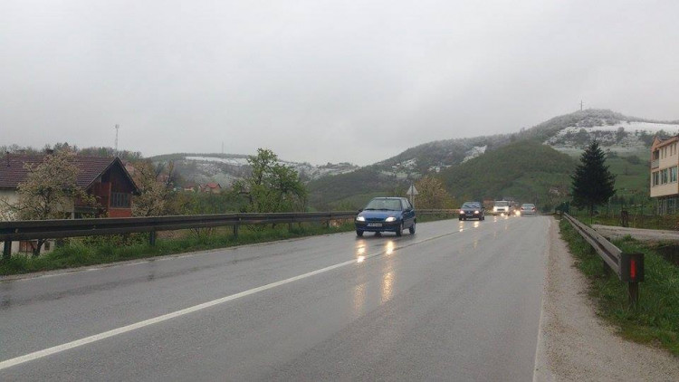 Сообраќајот на државните патишта се одвива непречено по претежно влажни коловози