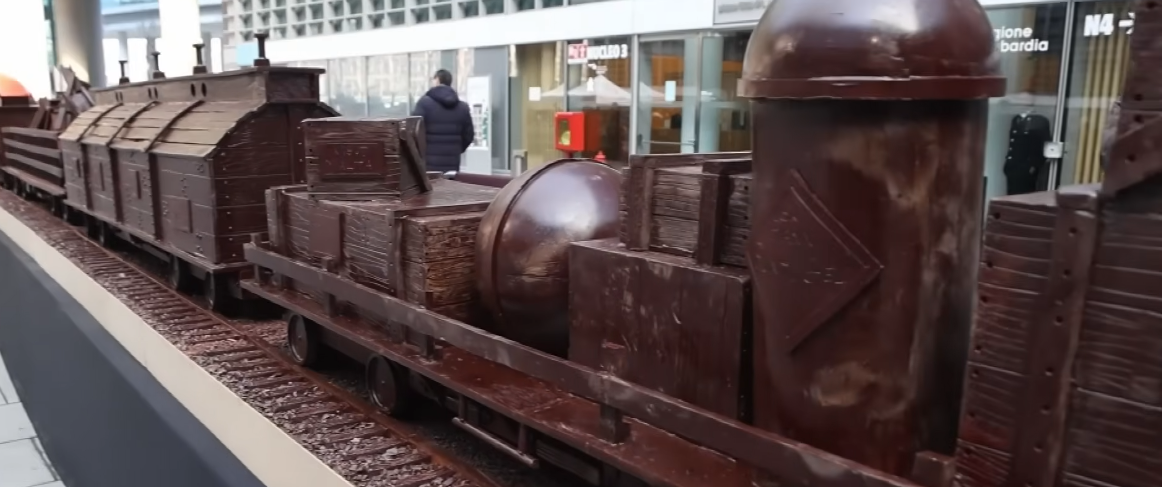 Воз што не оди по шини, туку по чоколадо, 52 метарски десерт влезе во Гинис