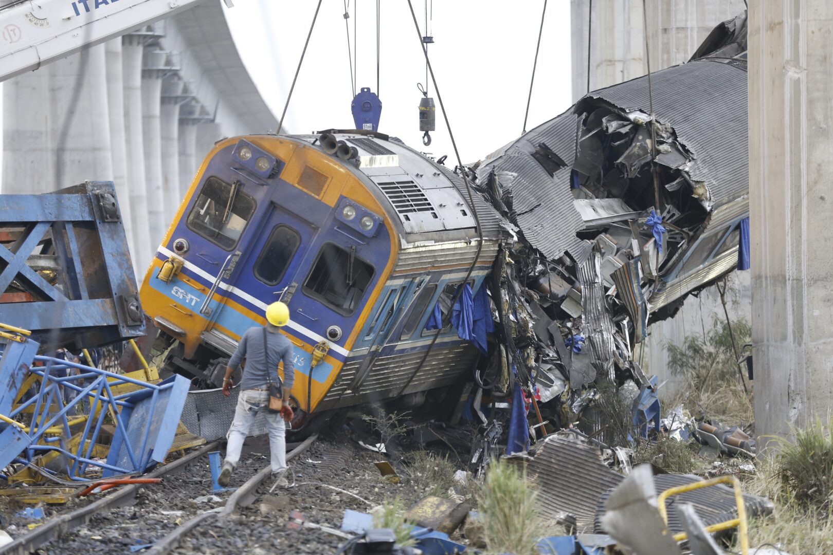 (Видео) Сведоци за несреќата на Тајланд: „Почнаа да паѓаат мали парчиња, па кранот се урна врз возот“