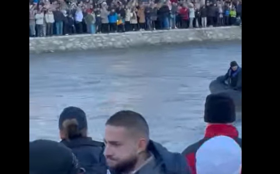 СПАСУВАЧИТЕ ЕДВАЈ ГО ИЗВЛЕКОА – еден од учесниците во церемонијата за фаќање на крстот се соочи со тешкотии при излегувањето