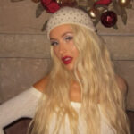 (Фото) Изгледа 20 години помладо: Кристина Агилера позираше топлес на Модната недела во Париз