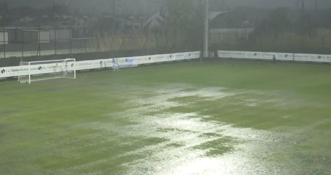 Интензивниот дожд создава проблеми на екипите во Анталија