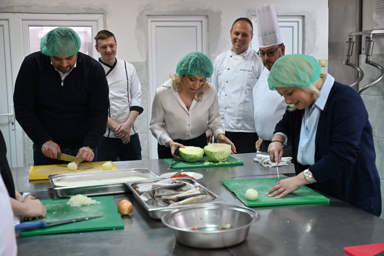 Ѓорѓиевски со сопругата на премиерот и средношколци волонтираа во пунктот за бездомници