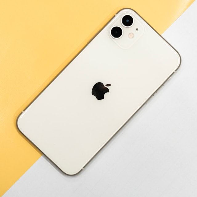 ПОБАРУВАЧКАТА НА IPHONE ЈА ЗАЈАКНА ПРОГНОЗАТА НА APPLE и ги подигна акциите