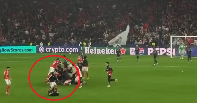 Најлудо славје на најлудиот гол: Помошниот тренер со две нозе покоси свој фудбалер (ВИДЕО)