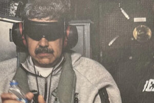 Трамп ја објави првата фотографија од уапсениот Мадуро: Во тренерка, со лисици и шише вода во рацете