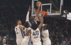 Забивање на годината!!? Остави „четворица на грб“ да „висат“! (ВИДЕО)