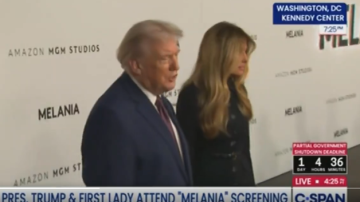 НЕ МОЖЕШЕ ДА СЕ СЕТИ ОД КАДЕ Е МЕЛАНИЈА: „Тоа е една прекрасна земја“, Трамп повторно предмет на потсмев