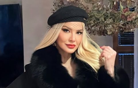 Мрежести хулахопки и високи потпетици: Марјана Станојковска во провокативна поза седи на масата