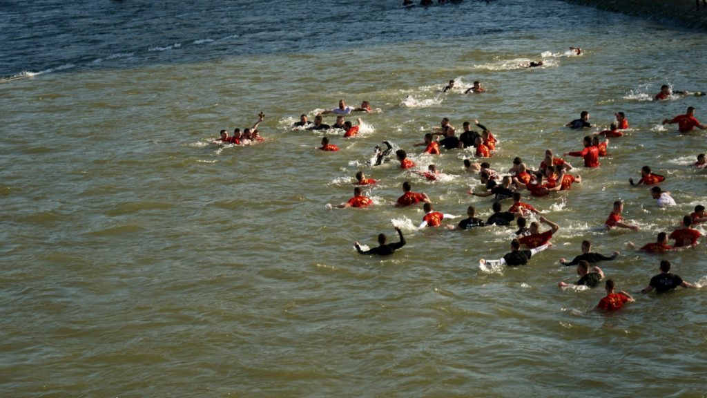 Двајца скокачи по крстот во Вардар во Скопје завршија во болница поради премрзнување