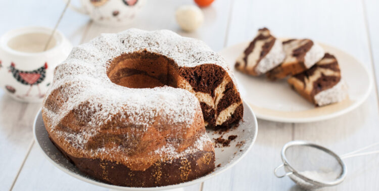 РЕЦЕПТ НА ДЕНОТ: Најсочен колач подготвен со осум лажици од овие состојки