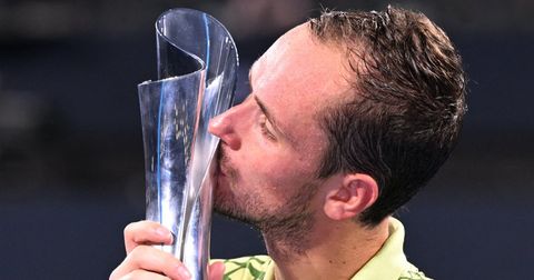 Данил Медведев го освои дваесет и вториот трофеј во исто толку градови