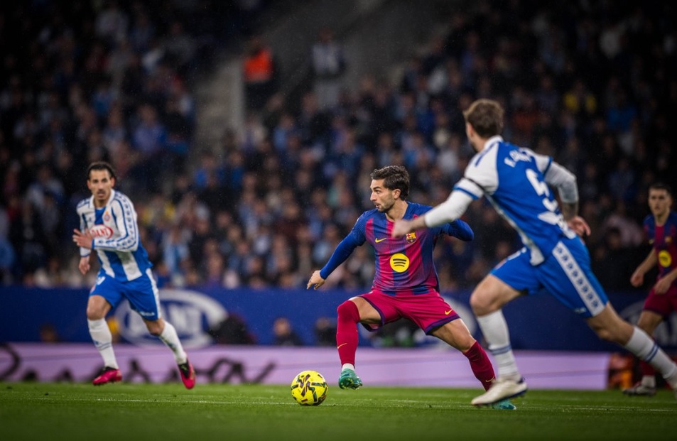 Жоан Гарсија ја спасуваше Барселона, а Дани Олмо и Левандовски донесоа победа во градското дерби (Видео)