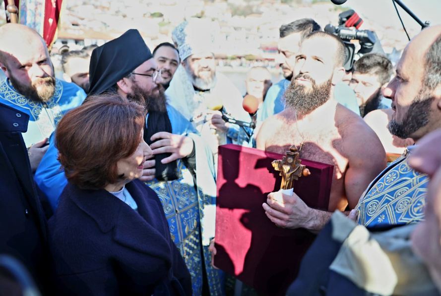 Претседателката Сиљановска-Давкова на одбележување на Богојавление – Водици во Охрид и во Струга