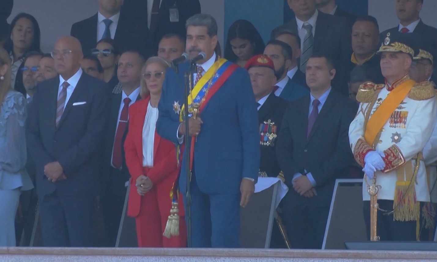 САД ја нападна Венецуела и го зароби Мадуро