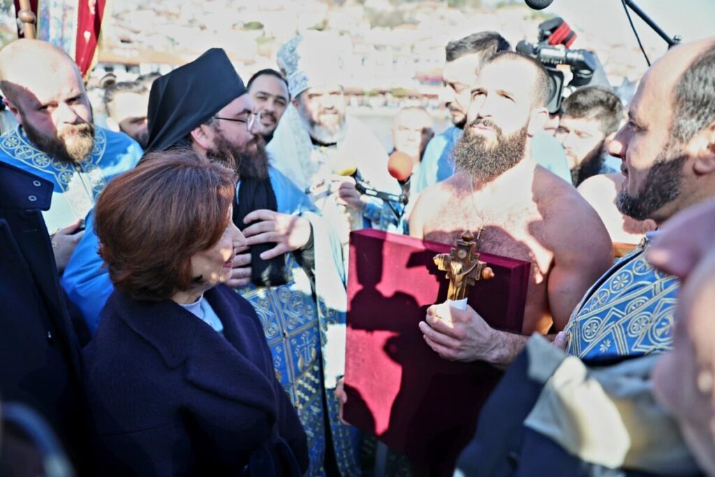 Претседателката Сиљановска-Давкова на одбележување на Богојавление – Водици во Охрид и во Струга
