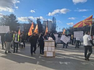 Протест на кумановци кои работеа во базите во Ирак и Авганистан – бараат средба со премиерот