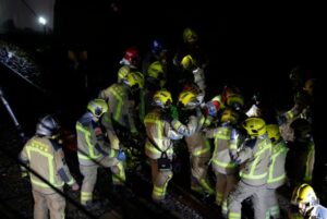 (ВИДЕО) Нова железничка несреќа во Шпанија: Воз удри во урнат потпорен  ѕид кај Барселона