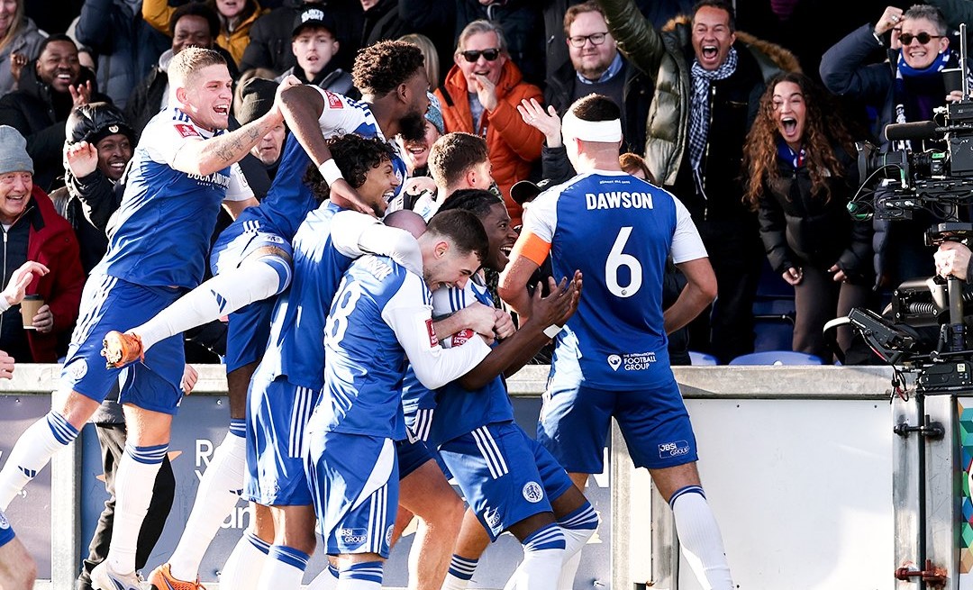 Ова е можно само во Англија: Шестолигашот Маклесфилд му ја симна круната на актуелниот победник Кристал Палас (ВИДЕО)