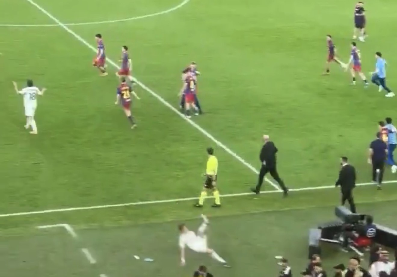 Урнебес: Ѓулер во очај сакаше да шутне шише, па – тресна на земја (ВИДЕО)