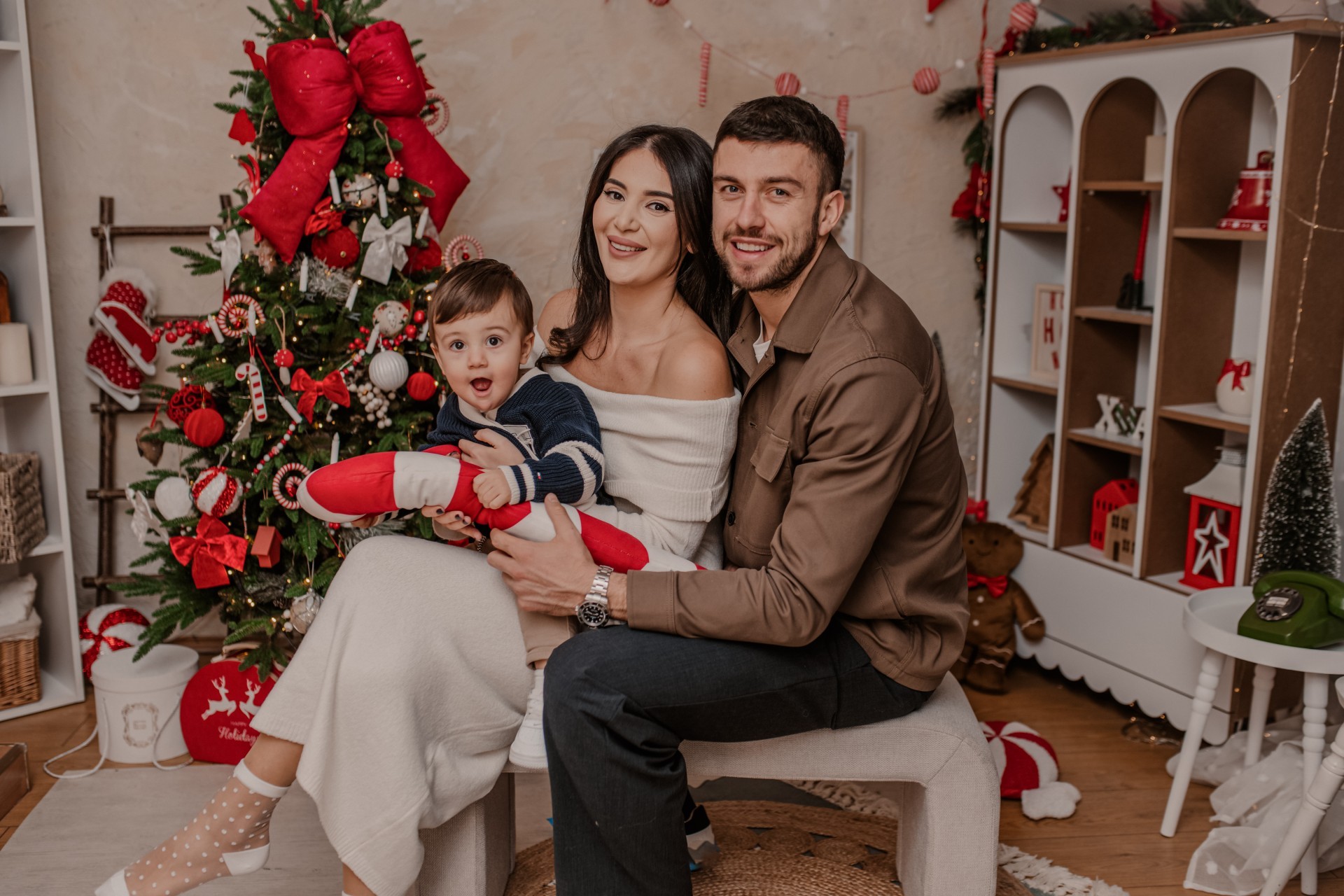 Со оглед на работните обврски на Филип, Бадник и Божиќ се деновите кога е дома и се трудиме квалитетно да ги искористиме: Празнично во домот на семејството Кузмановски