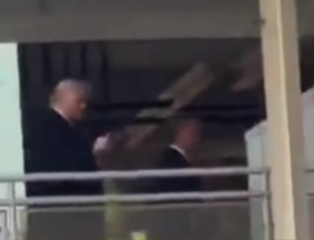 ВИДЕО: ТРАМП МУ ПОКАЖА СРЕДЕН ПРСТ НА РАБОТНИК ВО ФОРД: Му дофрлал недолични коментари, претседателот изреагирал