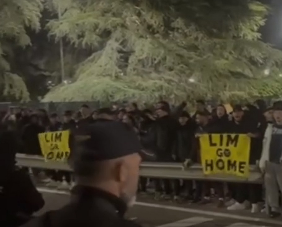 Навивачите им се „истурија“ на соиграчите на Столе и побараа оставка од тренерот! (ВИДЕО)