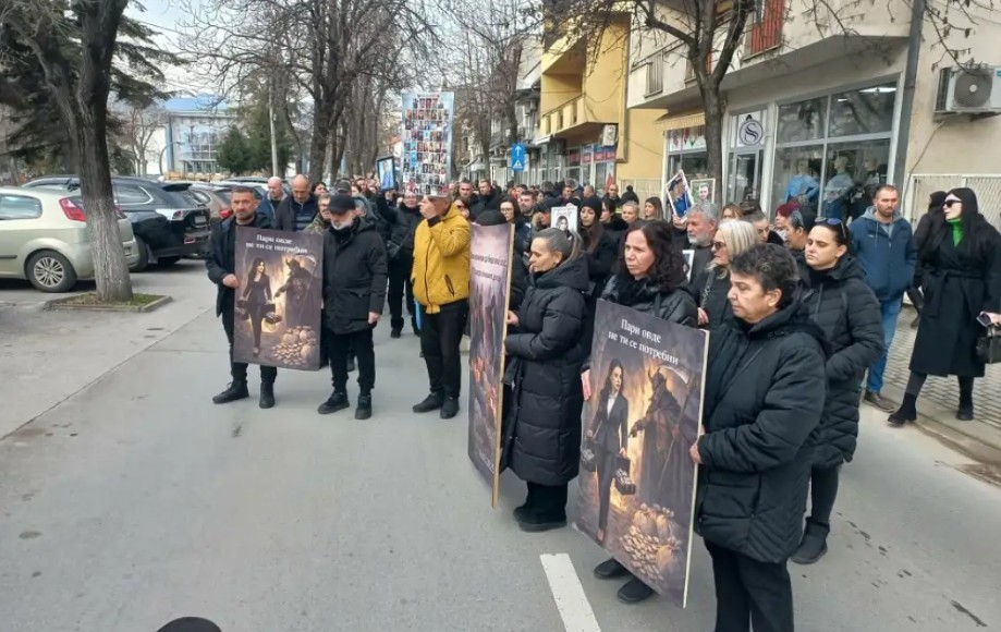 „Во трагедија од вакви размери, секое доцнење е неправда“: родителите на трагично загинатите во пожарот во Кочани и денеска протестираа
