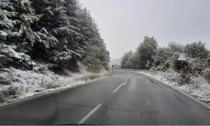 ЈП„ Македонија пат“: Слаб снег во одредени делови во земјата, но не се задржува на коловозот