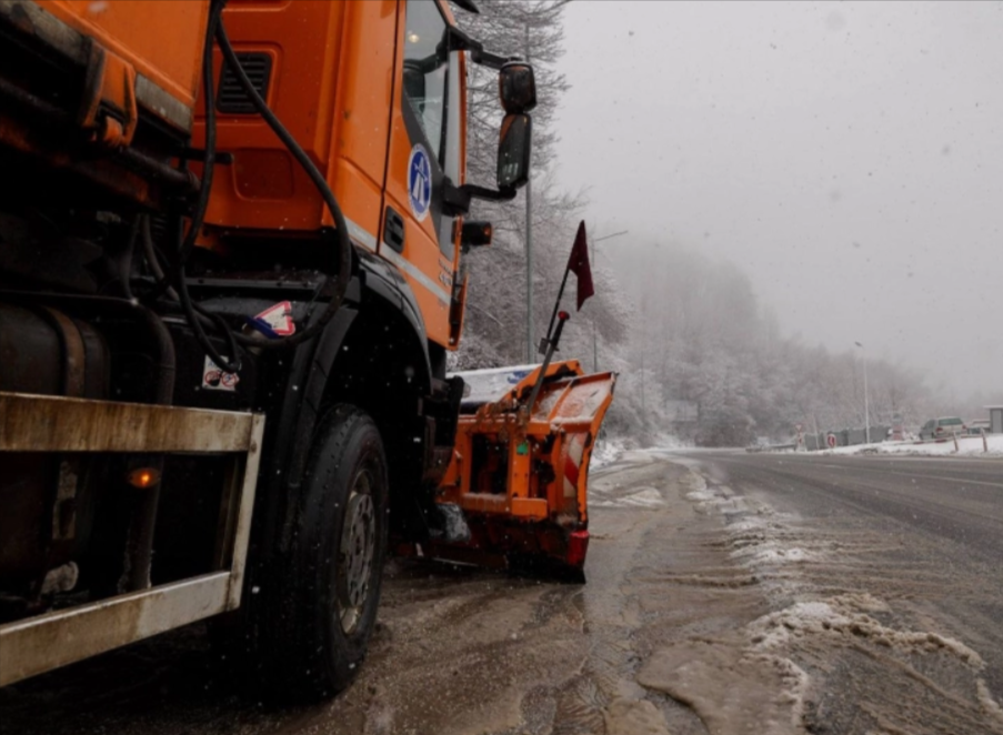 Сите државни патишта се проодни и безбедни за сообраќај, поради врнежите од снег АМСМ препорачува внимателно да се вози