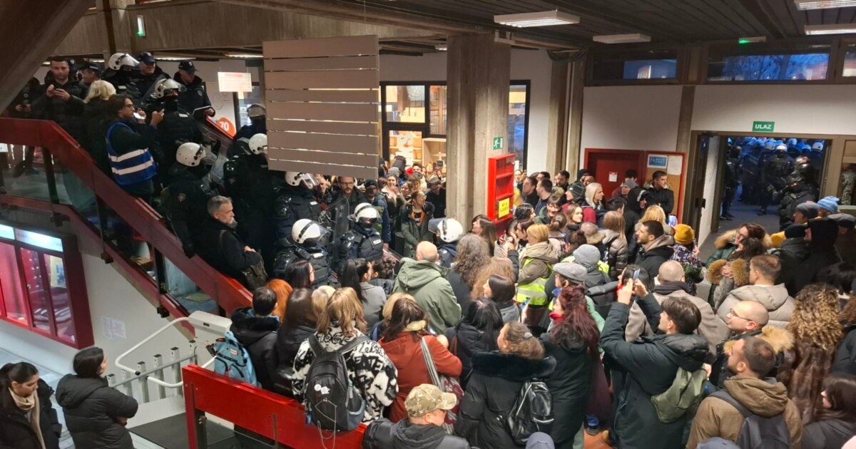 Полицијата ги избрка студентите од Филозофскиот факултет во Нови Сад