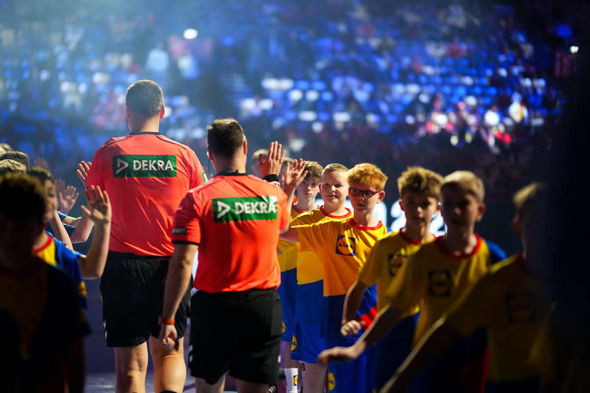 ЕХФ ги објави арбитрите за финалниот викенд – еве кои ќе го судат мечот за злато!