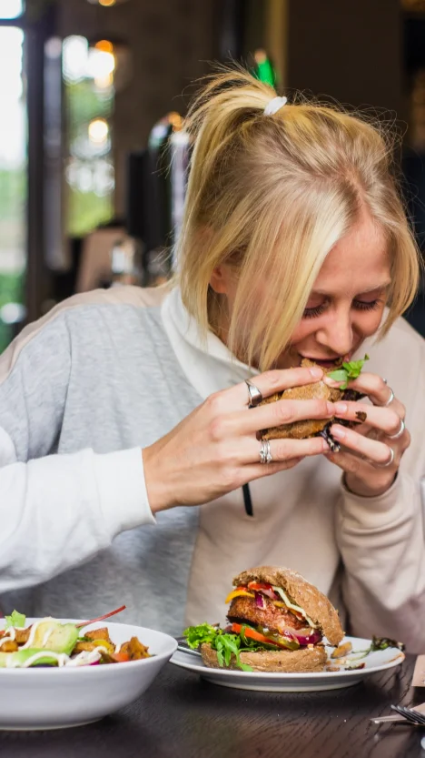 Емоционално прејадување: Кога храната станува утеха наместо задоволство