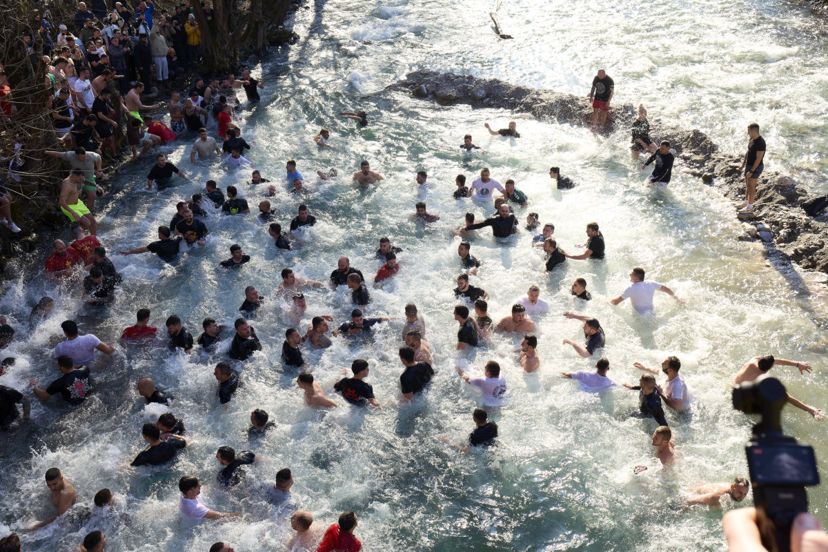 Амбасадорот на Албанија на Водици во Бигорски – 400 верници скокнаа во Радика по светиот крст