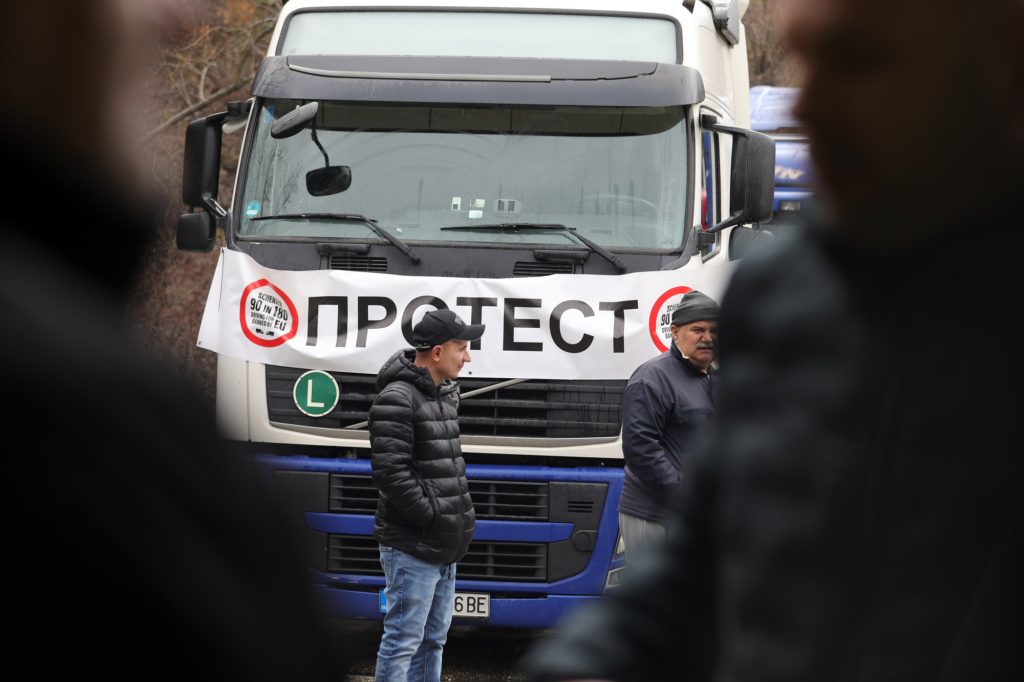 Автобуските превозници ќе се приклучат на протестот на камионџиите ако ЕУ не изнајде поволно решение за нивниот престој во Шенген-зоната