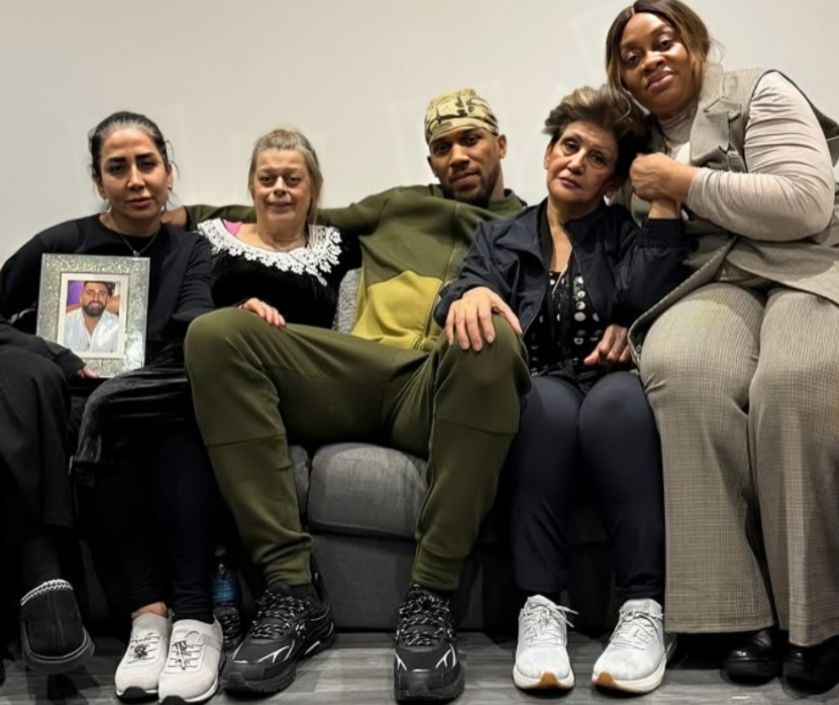 Ентони Џошуа даде ветување дека до крајот на животот ќе внимава на семејствата на загинатите пријатели