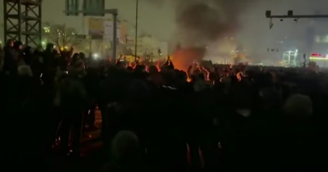 ПРОТЕСТИТЕ ВО ИРАН ПРОДОЛЖУВААТ И ПОКРАЈ ЖЕСТОКИОТ ОДГОВОР НА ВЛАСТИТЕ, ТРАМП СЕ ЗАКАНИ СО ВОЕНА ИНТЕРВЕНЦИЈА