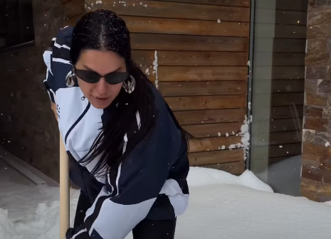 Сека им одржа лекција на многу мажи: Пејачката зграби лопата и го исчисти снегот пред куќата (видео)