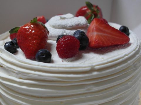 Павлова торта со јагоди и боровинки