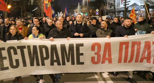 ОД НАШИТЕ ДАНОЦИ ФУНКЦИОНЕРИТЕ ЖИВЕАТ ВО ЛУКСУЗ, А НАС ПЛАТАТА НЕ НИ СТИГНУВА ДО 10-ТИ ВО МЕСЕЦОТ, РЕКОА РАБОТНИЦИТЕ НА ПРОТЕСТОТ И ПОБАРАА 600 ЕВРА МИНИМАЛЕЦ