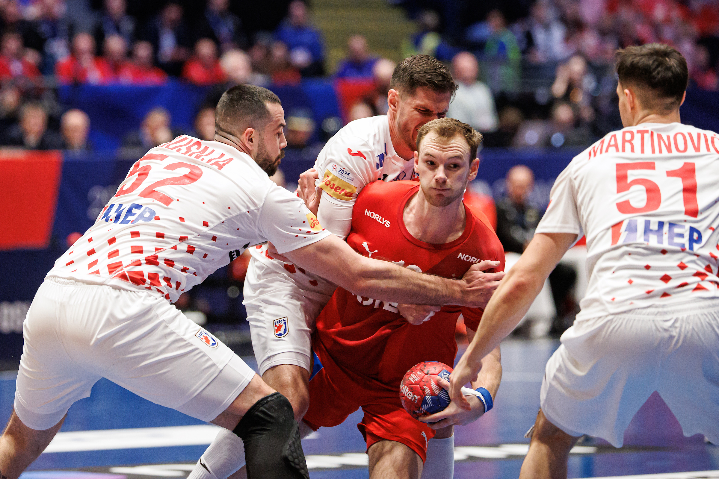 Невремето ја парализира Европа – Данците „заглавија“ на аеродром