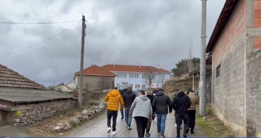 Втора недела од бојкот на наставата во Ваксинце – родителите со петиција бараат отстранување на наставничката по англиски јазик