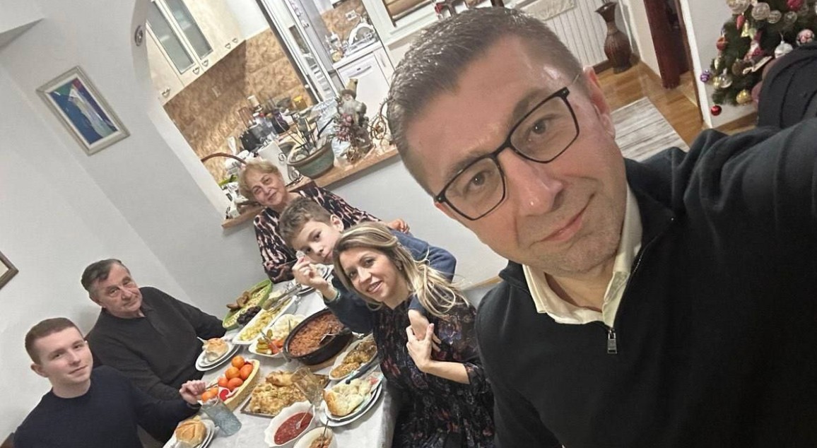 Паричката кај Антониj: Бадник во домот на премиерот Мицкоски