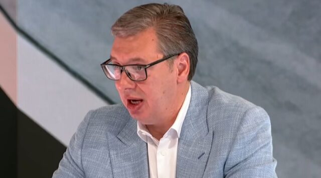 Вучиќ од Давос: Треба да се скриеме под камен некое време, да почекаме дождот да помине