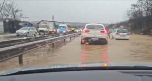 ВИДЕО: Поплави во Косово, блокирани патишта