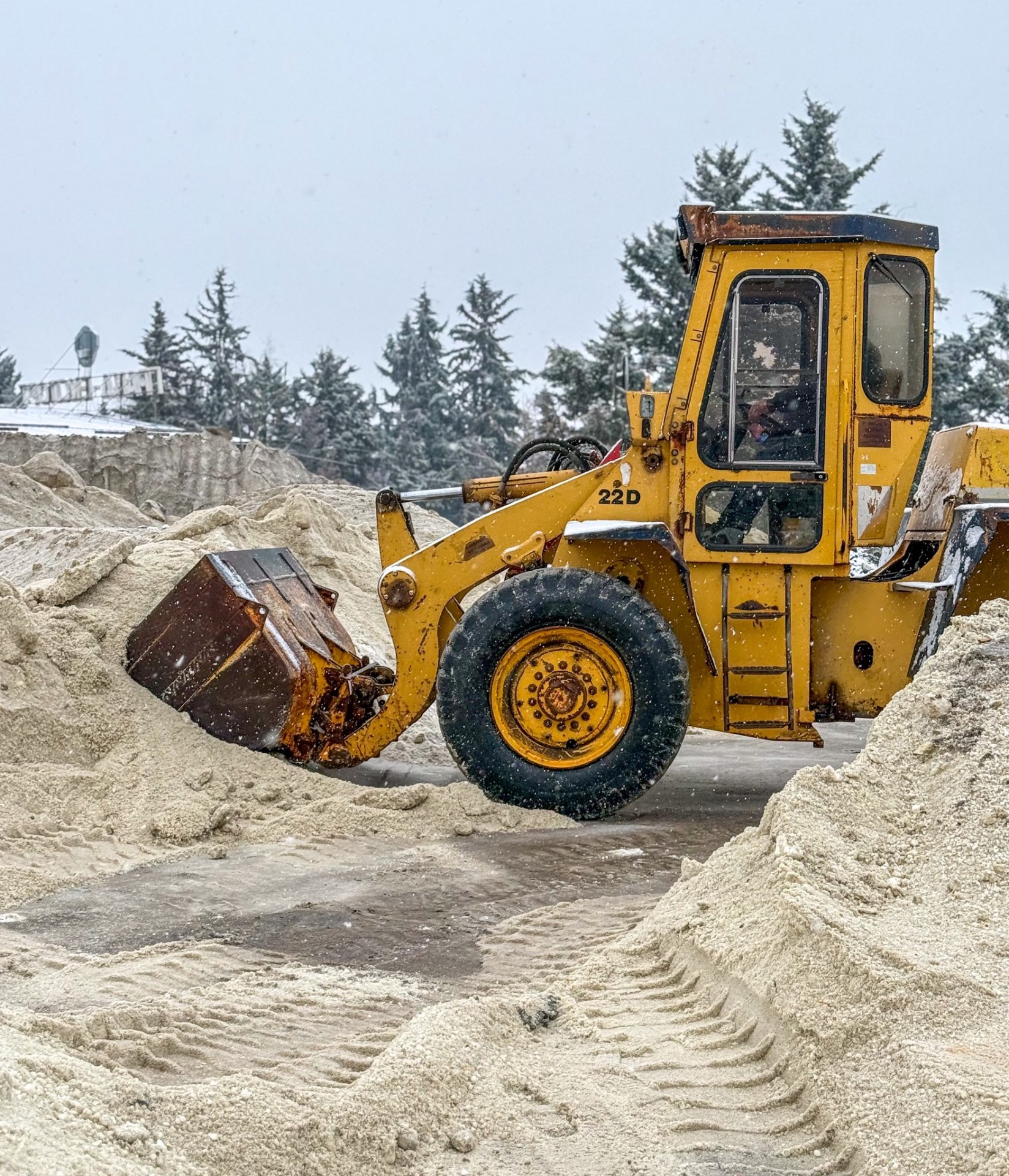 ФАКТОР НА ДЕНОТ: Патиштата во земјава се проодни, во Скопје се фрлени 300 тони сол