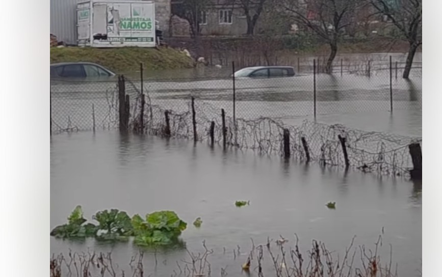 ЦЕЛОСЕН ХАОС ВО РЕГИОНОТ - силна бура предизвика колапс во повеќе градови, дел се под вода, дел заковани во снег (ВИДЕО)