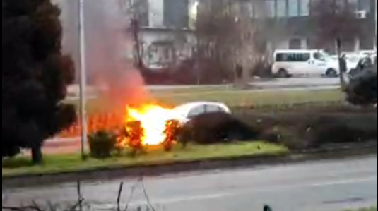 (ВИДЕО) Автомобил се запали на булевар во Скопје