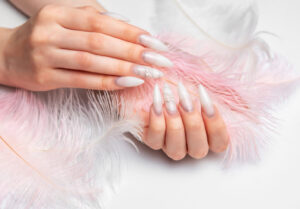 (Видео) Маж стави вештачки нокти, па се покаја: „А потоа велат дека на жените им е лесно“