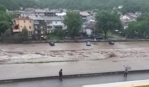 ЦУК: Поплавени се ниви, дворови, куќи и магацини, регистрирани се мали одрони на одредени патни правци